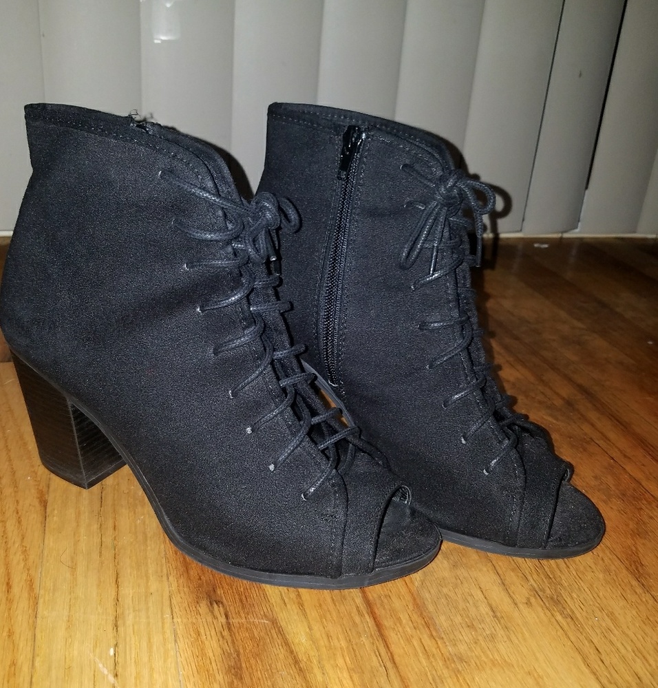 BLACK LACE UP BOOTIES